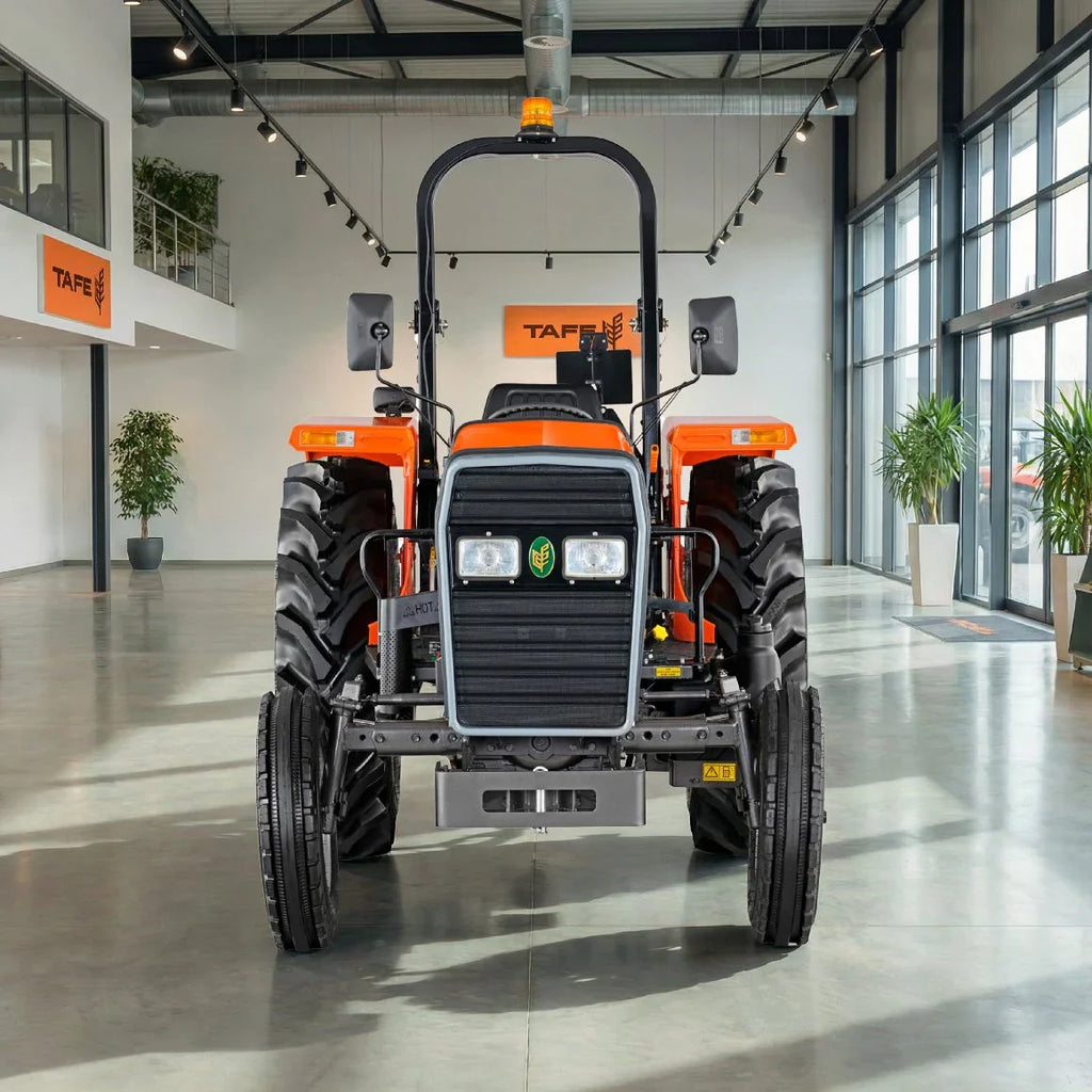 Tafe Classic-Universalschlepper 240S mit AS-Bereifung und Hinterradantrieb