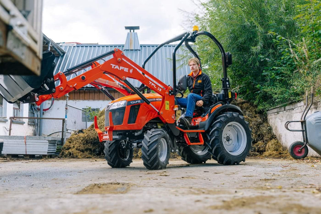 Tafe Allrad-Universalschlepper 6028M mit AS-Bereifung, Frontlader und OPG-Schutzvorrichtung
