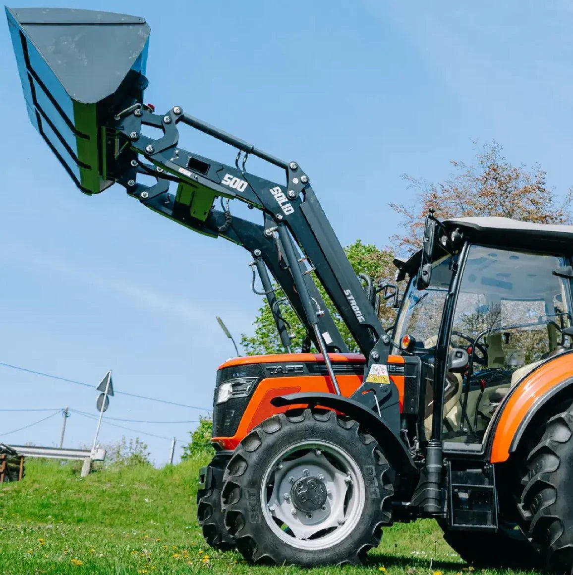 Tafe Allrad-Universalschlepper 7515C mit Kabine, Frontlader und AS-Bereifung